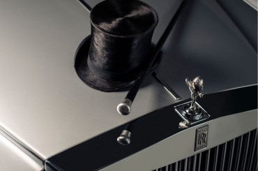 How are funerals financed in the UK?